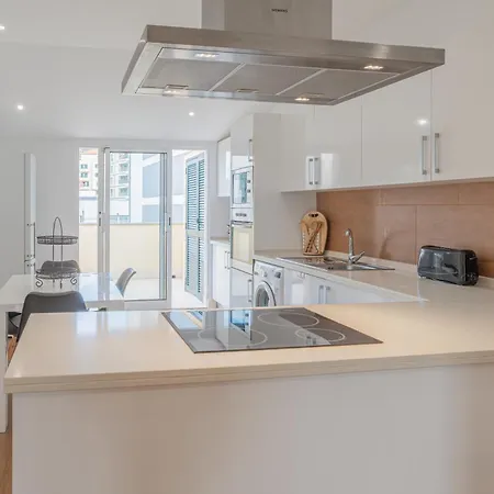 Apartman Centre Floor Terrace & Large Balconies *