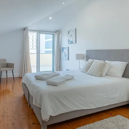 Centre Floor Terrace & Large Balconies *