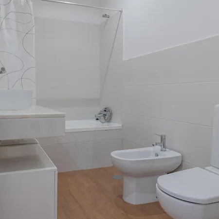 Centre Floor Terrace & Large Balconies *