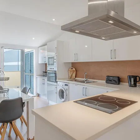 Centre Floor Terrace & Large Balconies