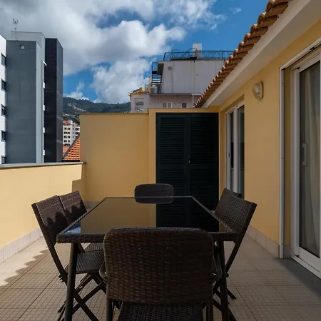 Centre Floor Terrace & Large Balconies