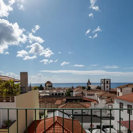 Centre Floor Terrace & Large Balconies Apartman *