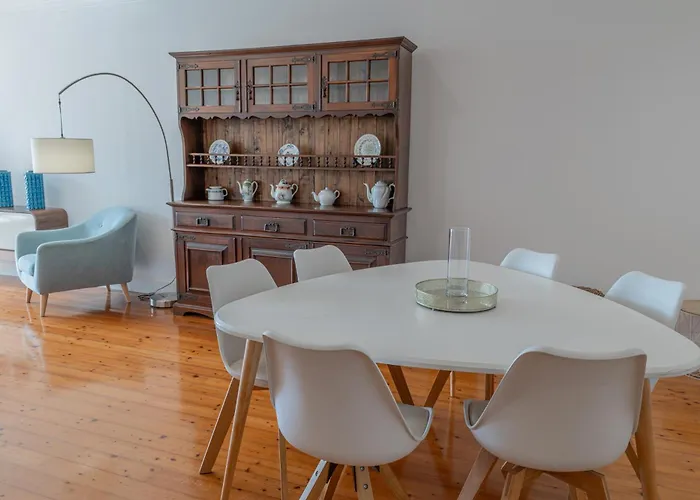 Centre Floor Terrace & Large Balconies *