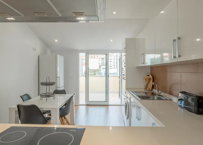 Centre Floor Terrace & Large Balconies * フンシャル