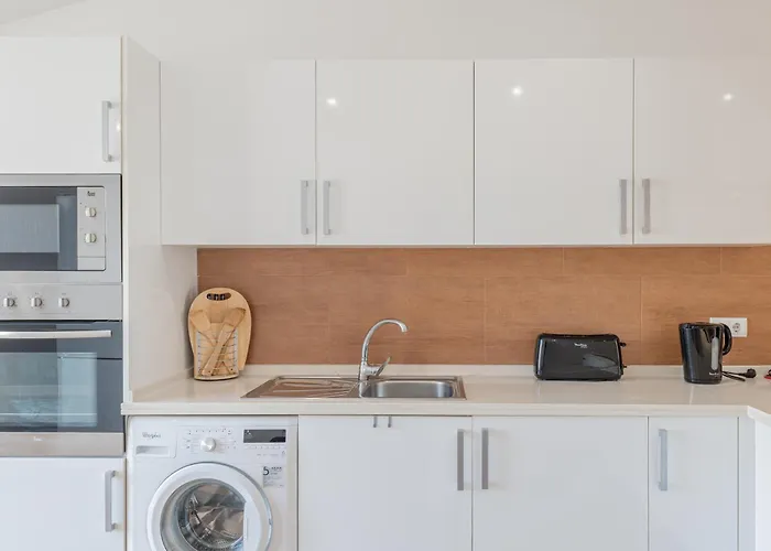 Centre Floor Terrace & Large Balconies アパート