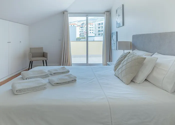 Centre Floor Terrace & Large Balconies アパート *