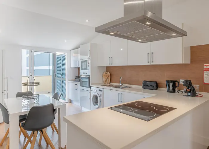 Centre Floor Terrace & Large Balconies