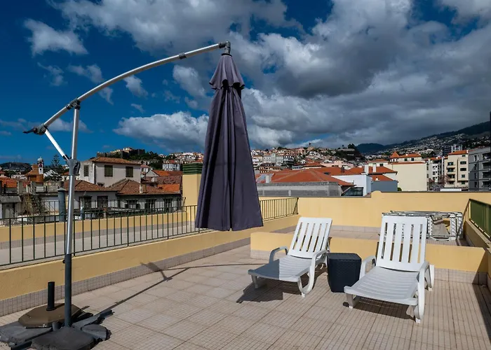 Centre Floor Terrace & Large Balconies フンシャル