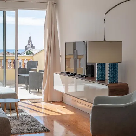 Apartment Centre Floor Terrace & Large Balconies