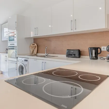 Centre Floor Terrace & Large Balconies Apartment *