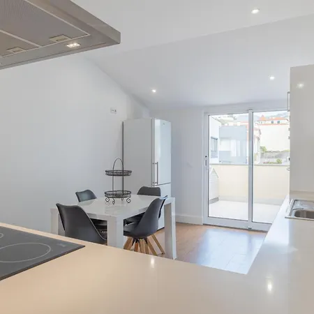 Centre Floor Terrace & Large Balconies Фуншал