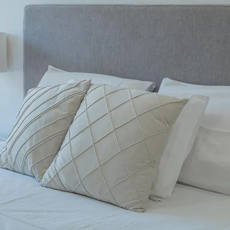 Centre Floor Terrace & Large Balconies Апартаменты