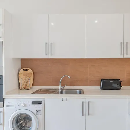 Centre Floor Terrace & Large Balconies Apartment