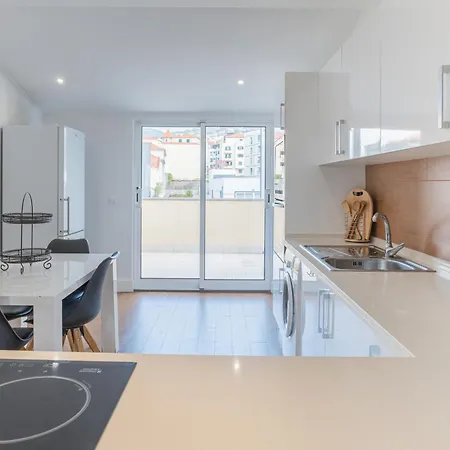 Apartment Centre Floor Terrace & Large Balconies