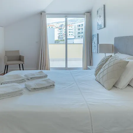 Centre Floor Terrace & Large Balconies Apartment *