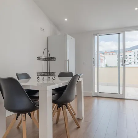 Apartment Centre Floor Terrace & Large Balconies *