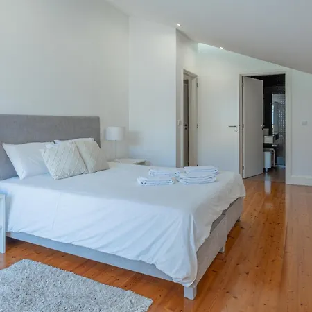 Apartment Centre Floor Terrace & Large Balconies