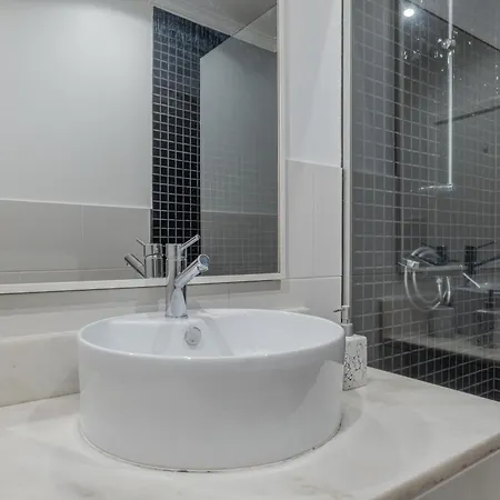 Centre Floor Terrace & Large Balconies Apartment