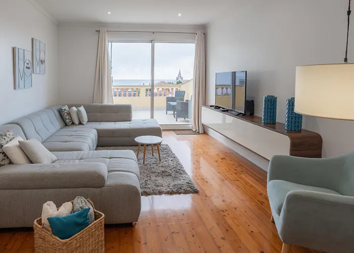 Centre Floor Terrace & Large Balconies 公寓