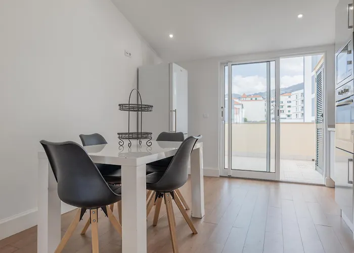 Appartamento Centre Floor Terrace & Large Balconies *