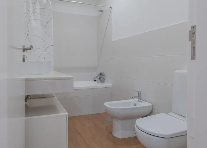 Centre Floor Terrace & Large Balconies *