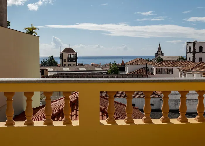 Centre Floor Terrace & Large Balconies Appartamento