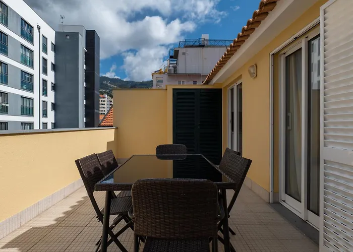 Centre Floor Terrace & Large Balconies