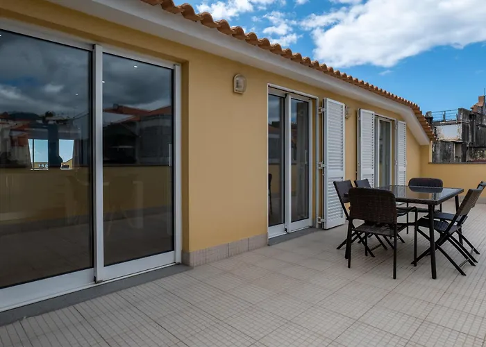 Centre Floor Terrace & Large Balconies 公寓